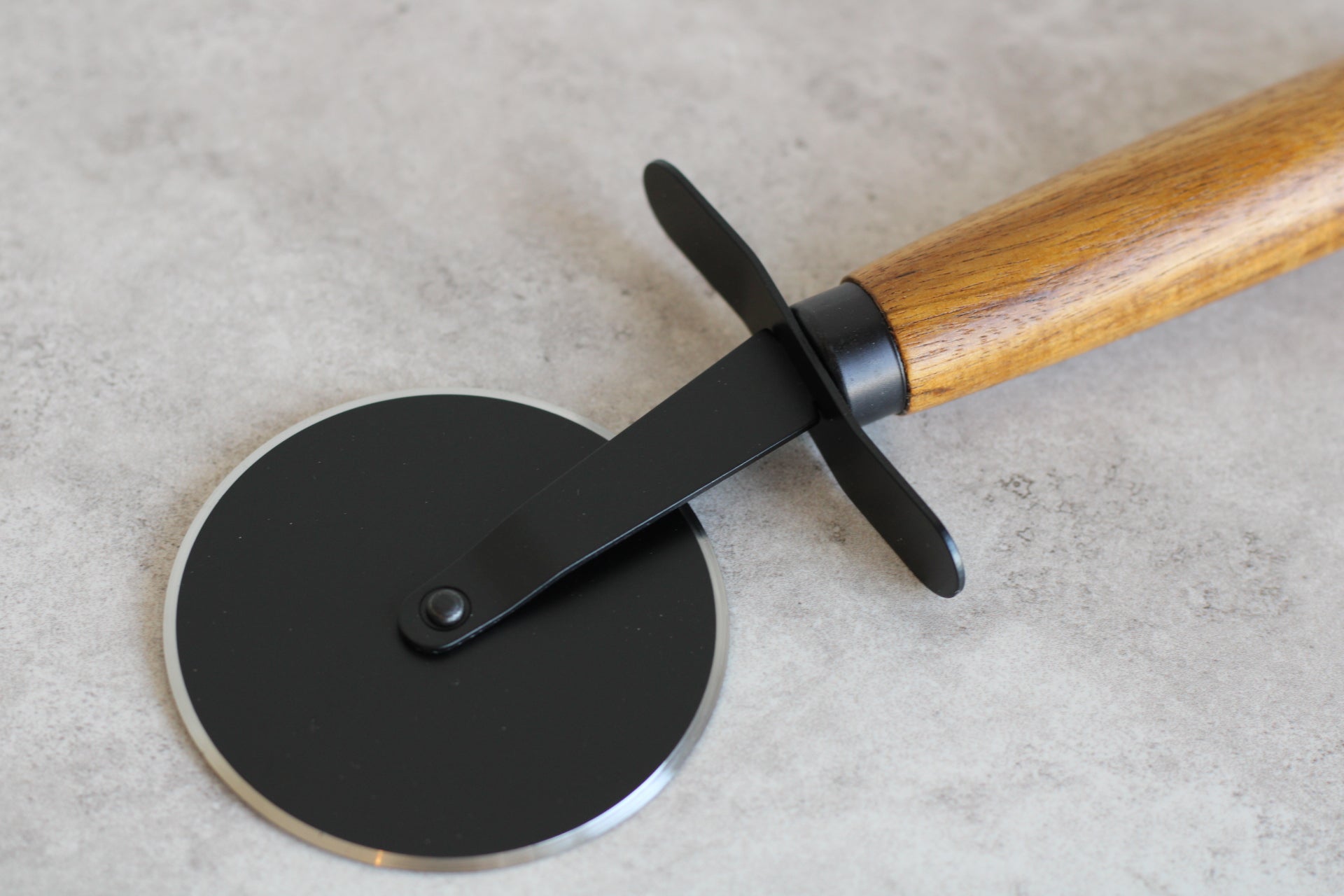 Black & Wood Pizza Wheel Cutter